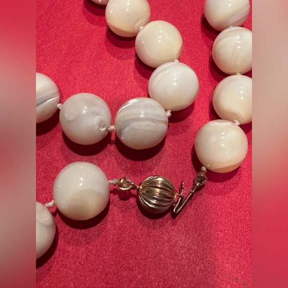 Mother of pearl bead necklace 18” knotted w/ 14K clasp - Picture 3 of 5